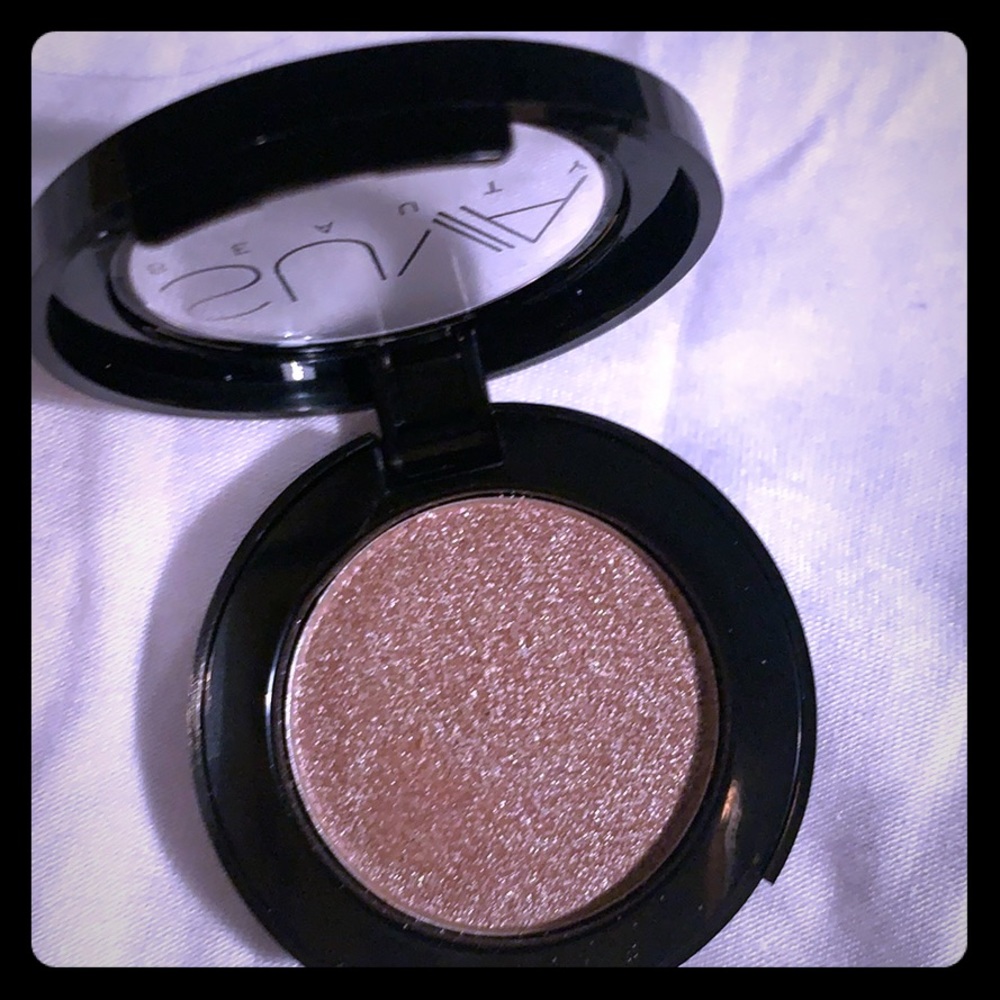Gorgeous shimmer eyeshadow